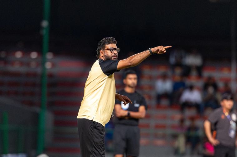 ރާއްޖެ އަށްް އިހުތިރާމްކުޑަކުރި ލަންކާ ކޯޗަށް ފިޔަވަޅު އަޅައިފި 51 މިނެޓް ކުރިން
