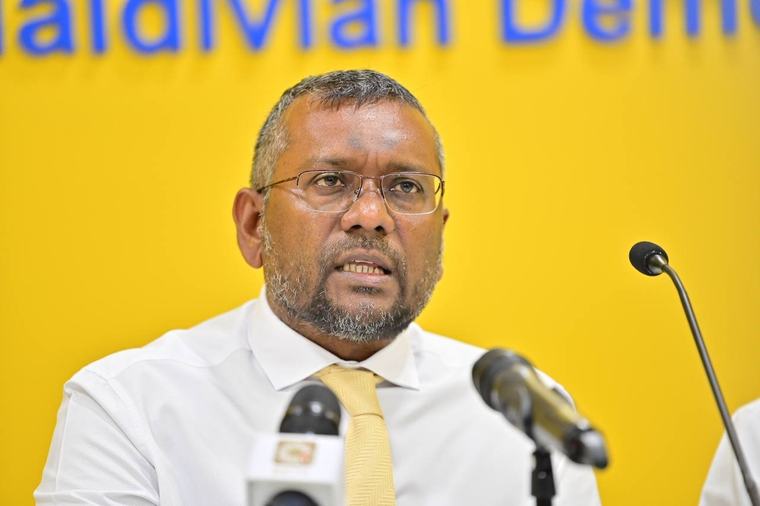 ލިމިޓް ބޮޑުކުރިޔަސް ޓީޓީ ނުހެދޭ، ކާޑަކުންވެސް ނުކެނޑޭ: ފައްޔާޒު 14 ގަޑިއިރު ކުރިން